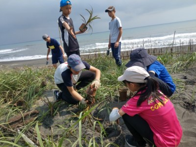 接力守護宜蘭海岸 學生合力種下小樹苗 (3)